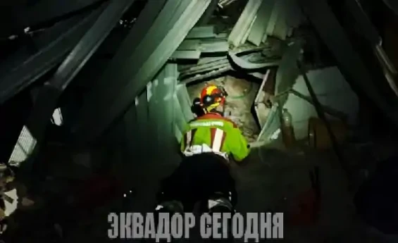 Пожарные Кито спасли 12-летнего мальчика через 5 дней после землетрясения в Венесуэле