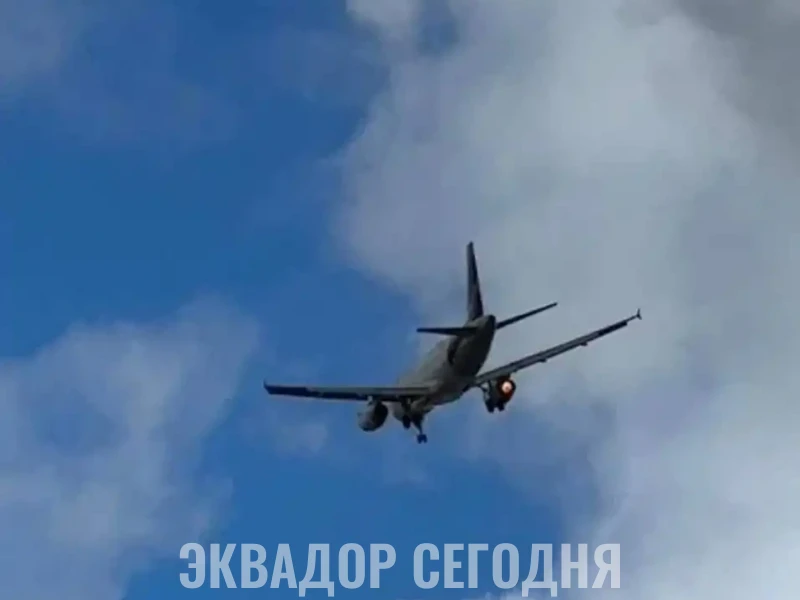 Самолет с горящим двигателем Самолет с горящим двигателем