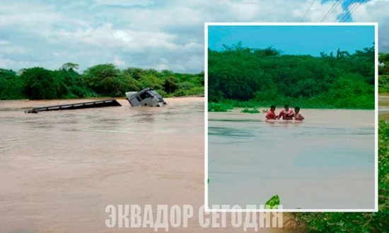 3-3oth image 3-3oth Местные жители спасли водителя, застрявшего в затонувшем в реке трейлере