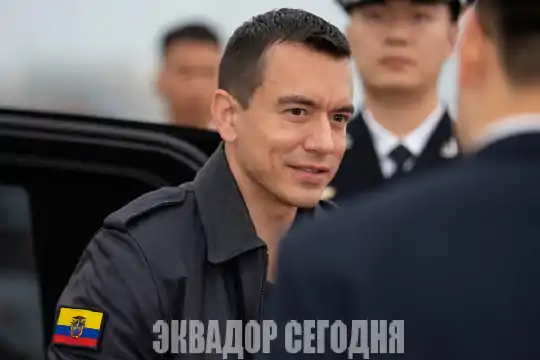17-8pol Даниэль Нобоа прибыл в Китай с официальным визитом