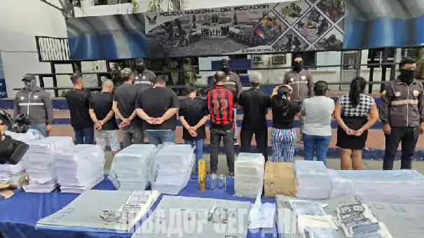 5-8jud image 5-8jud В Гуаякиле ликвидирован центр, где подделывали наклейки техосмотра транспортных средств и номерные знаки для шести кантонов Эквадора