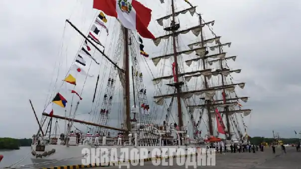 10-9tur Крупнейшее учебное парусное судно в Латинской Америке пришвартовалось в порту Гуаякиля