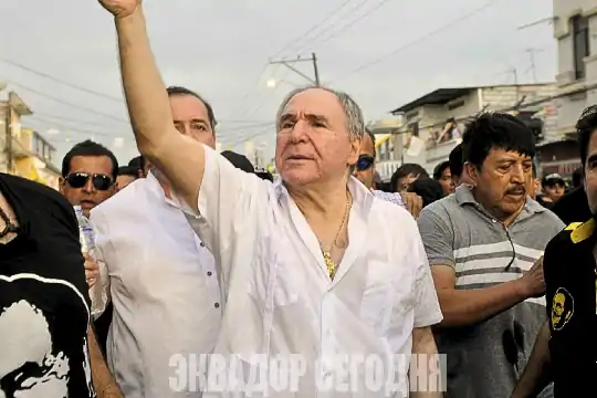Жена экс-главы Эквадора пытается спасти мужа от ареста