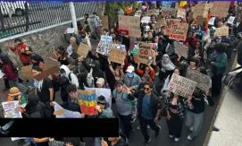 Студенты вышли на марш против правительства в столице Эквадора